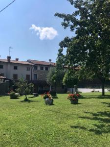 un patio con un edificio y algunas plantas y flores en b&b Ergira, en Cividale del Friuli