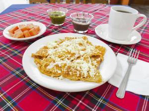 talerz jedzenia na stole z talerzem jedzenia w obiekcie Capital O Hotel Los Caracoles, Acapulco w Acapulco