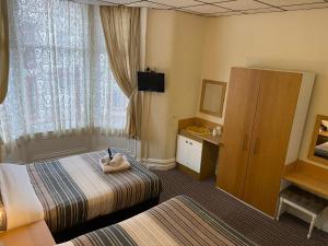 Habitación de hotel con cama y lavabo en Grange House Hotel, en Blackpool