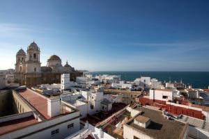 uma vista para uma cidade com edifícios brancos e o oceano em Casual con Duende Cadiz em Cádiz