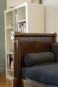 a book shelf with a bed in a bedroom at Appartement d'Hôtes Temps de Pause in Lautrec