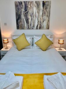 Postel nebo postele na pokoji v ubytování The Barbican Apartments