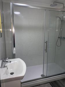 Koupelna v ubytování The Barbican Apartments