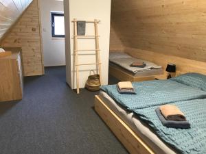 een kamer met 2 aparte bedden en een ladder bij Chata Bellis in Černá v Pošumaví