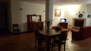 een woonkamer met een tafel en stoelen en een bank bij Villa Travellito a Martano 13 posti in Martano