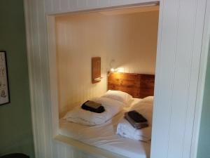 um reflexo de uma cama num espelho em Samsted em Middelfart