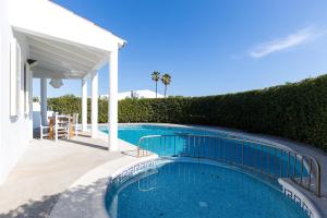 basen przed domem w obiekcie Chalet a 150m de la playa y piscina privada w mieście Cala'n Bosch