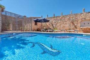 une piscine avec un requin peint sur elle dans l'établissement S'era, à Santanyí