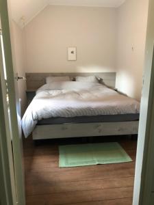 מיטה או מיטות בחדר ב-Tiny house Veluwse Garre