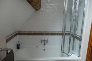 een badkamer met een douche en een bad bij The Dairy at High House in Tintinhull
