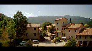 ValtopinaAgriturismo Il Covo del Solengo的停车场里的一群房子和汽车