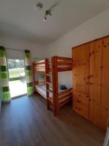 Zimmer mit 2 Etagenbetten und einem Fenster in der Unterkunft Ferienhof Hummer in Harresheim