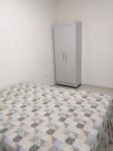 En eller flere senge i et værelse på Apartamento Temporada pé na areia