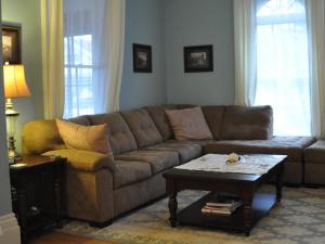 a living room with a couch and a coffee table at The Doctor's Inn in Oxford