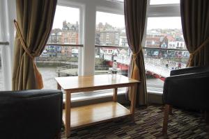 um quarto com uma mesa em frente a uma janela em The Dolphin Hotel em Whitby