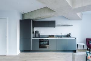 A kitchen or kitchenette at Hilltop Serviced Apartments - Deansgate
