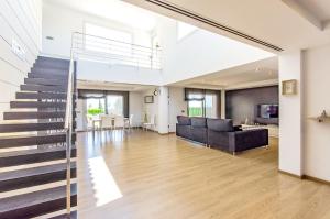 salon na otwartym planie ze schodami i kanapą w obiekcie Finca Torrat w mieście Muro