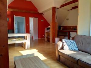 ein Wohnzimmer mit einem Sofa und einem Tisch in der Unterkunft Camping & Guest House Pliskovice in Mirovice