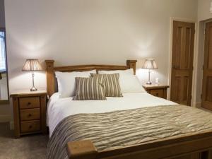 een slaapkamer met een groot bed met 2 nachtkastjes bij Parkers House Bed & Breakfast in Newtown