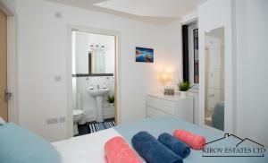um quarto com uma cama com almofadas azuis e vermelhas em Poseidon Apartment - 1 Bed Flat - Heart of Town em Southampton