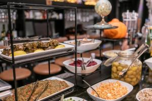 un buffet con molti piatti di cibo su un tavolo di Ultra Tel Aviv Boutique Hotel a Tel Aviv