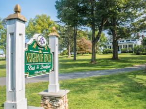 un letrero para aederdorfer ridge bed and breakfast en un parque en The Neighbour House B&B en Long Valley