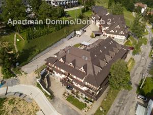 una vista sul soffitto di un grande edificio con tetto di Apartmán DOMINO v Horci na Donovaloch a Donovaly