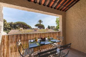 patio con mesa y sillas en el balcón en Studio Del Mar, en Saint-Cyr-sur-Mer