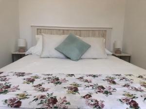 Кровать или кровати в номере Alma House