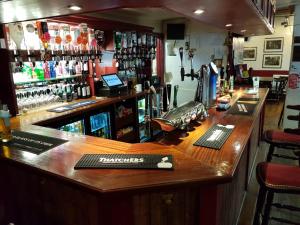un bar en un pub con encimera en The Railway Inn, en Dawlish