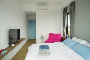 Una cama o camas en una habitación de 東莒 找茶複合式民宿-連江縣民宿199號