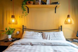 The Smart 27 في يورك: غرفة نوم بها سرير مع مصباحين