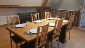 A restaurant or other place to eat at Appartement F4 proche de DisneyLand Paris