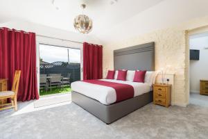 ロストウィジエイにあるBest Western Fowey Valleyのベッドルーム1室(赤いカーテン付きの大型ベッド1台付) +51枚の写真