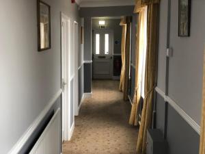 Een bed of bedden in een kamer bij The White Lion Hotel