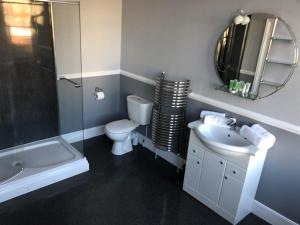 Een badkamer bij The White Lion Hotel