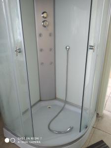 um chuveiro com uma porta de vidro na casa de banho em Valjotė em Tauragė