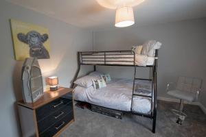 Bunk bed o mga bunk bed sa kuwarto sa Neds Brae View in the Glens of Antrim Family and Pet friendly Carnlough home