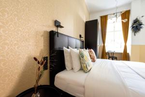Postel nebo postele na pokoji v ubytování Gustav Klimt Studio at Belvedere by HM