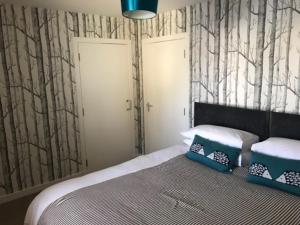 En eller flere senge i et værelse på Thurso Self Catering Pet Friendly Holiday Lets