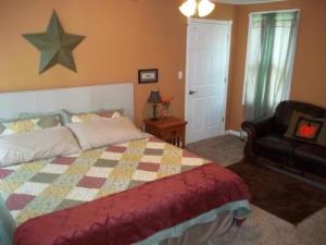 um quarto com uma cama e uma estrela na parede em Tin Brook Bed & Breakfast em Walden