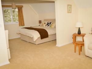 een witte slaapkamer met een bed en een raam bij Twyford Farm B&B in Haywards Heath