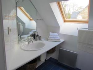 ein Badezimmer mit Waschbecken und Spiegel in der Unterkunft Ty Coz Breizh Chambres d'hôtes in Guidel + 37 Fotos