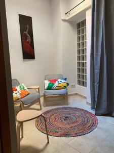 a living room with a couch, chair, table and a rug at Hostal Casa Michaels in Móra d'Ebre