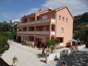 een gebouw waar mensen voor staan bij Guest house Maria Rosa in Rab