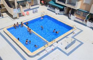 Bazén v ubytování Naufragos Beach Apartment nebo v jeho okolí
