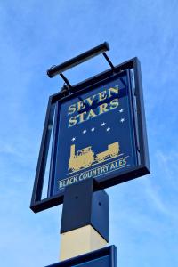 un cartello blu per le ferrovie di un paese nero di The Seven Stars a Stourbridge