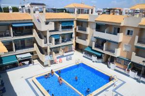 Bazén v ubytování Naufragos Beach Apartment nebo v jeho okolí