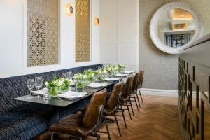 A seating area at Killarney Oaks Hotel