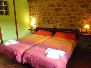 ein Schlafzimmer mit 2 Betten und Handtüchern darauf in der Unterkunft MOLINO DOLZ in La Iglesuela del Cid